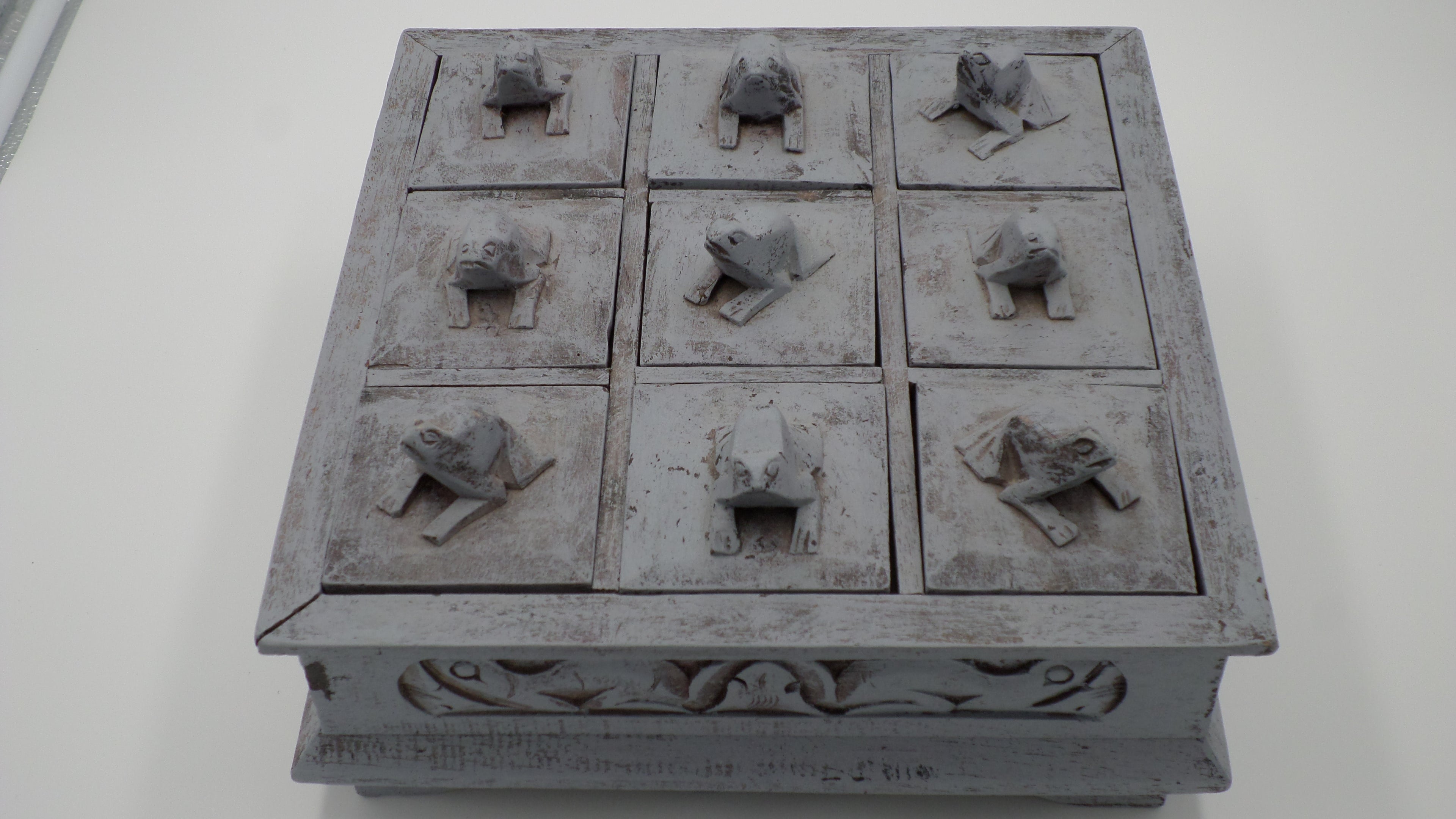 Boite à épices en bois à neuf compartiments - Grenouilles sculptées  - Gris patiné (Origine BALI)