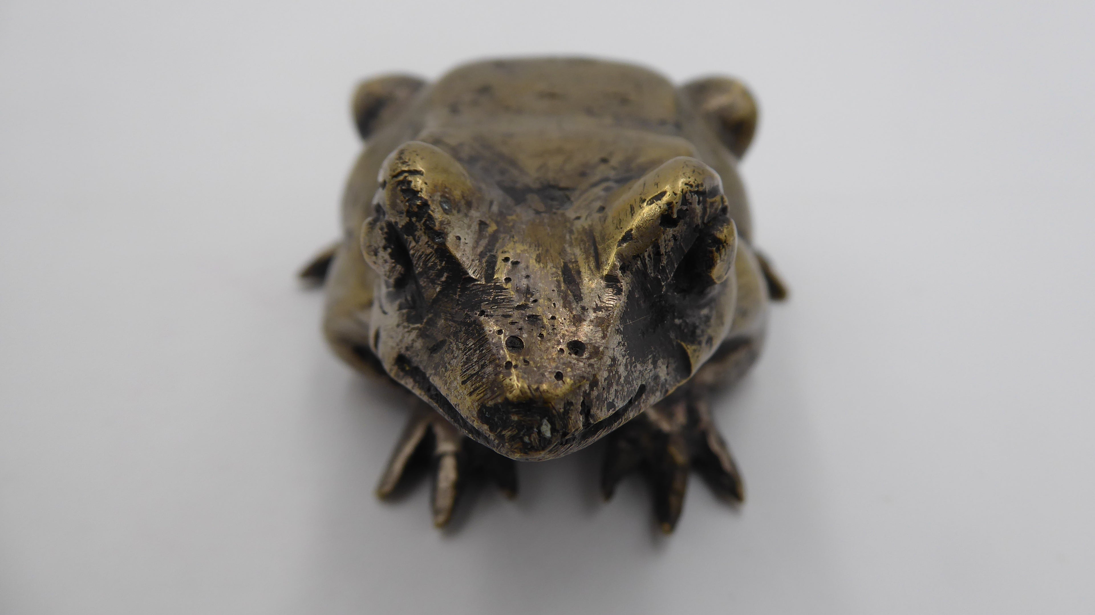 Vieille grenouille en laiton