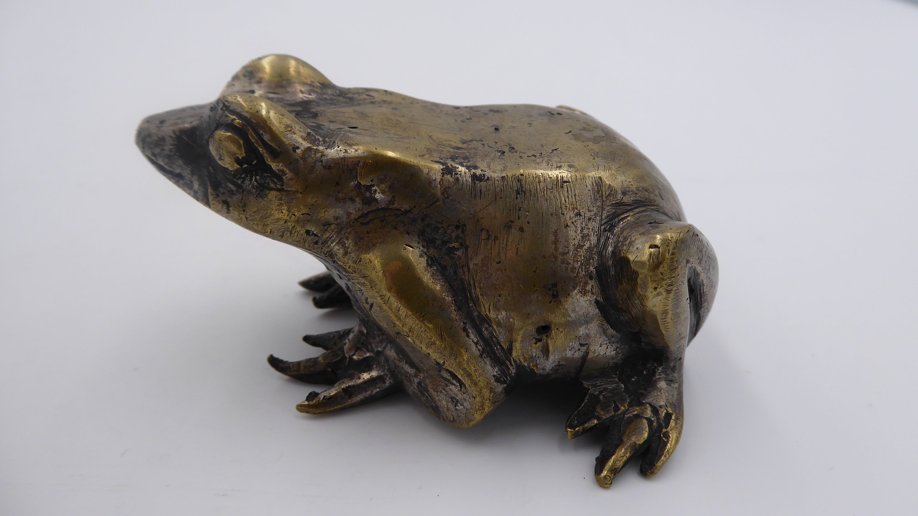 Vieille grenouille en laiton