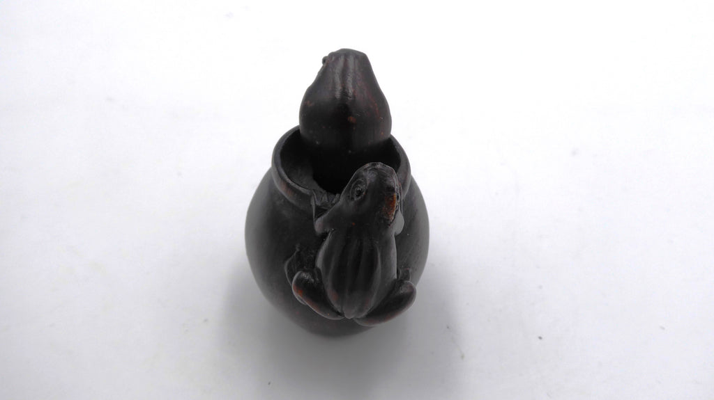 Metsuke signé Serpent sortant d'un vase surmonté d'une grenouille