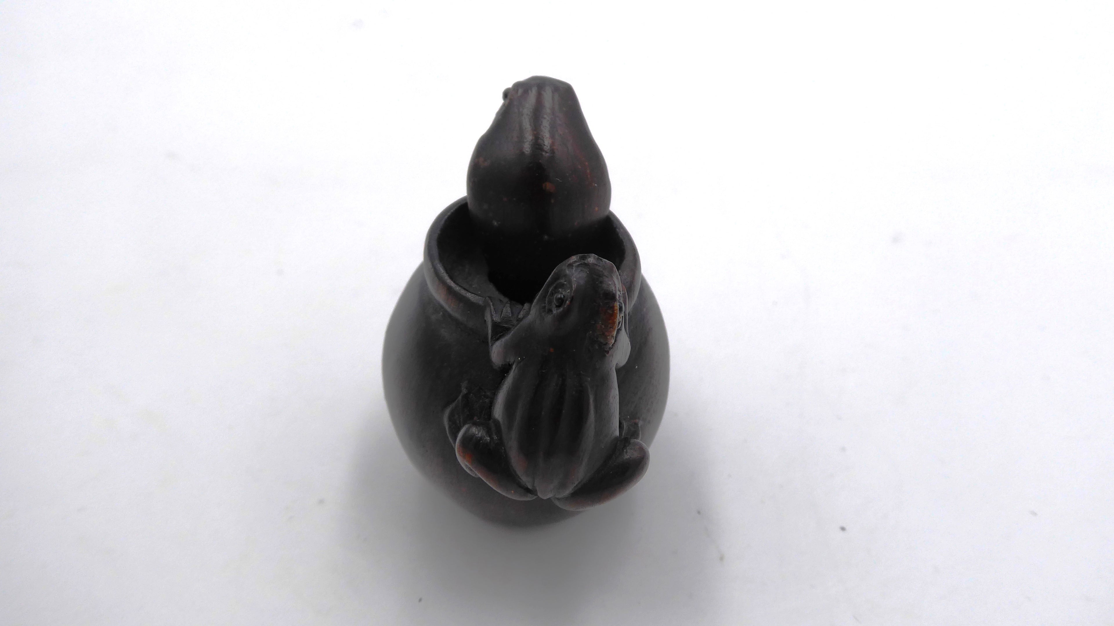 Metsuke signé Serpent sortant d'un vase surmonté d'une grenouille