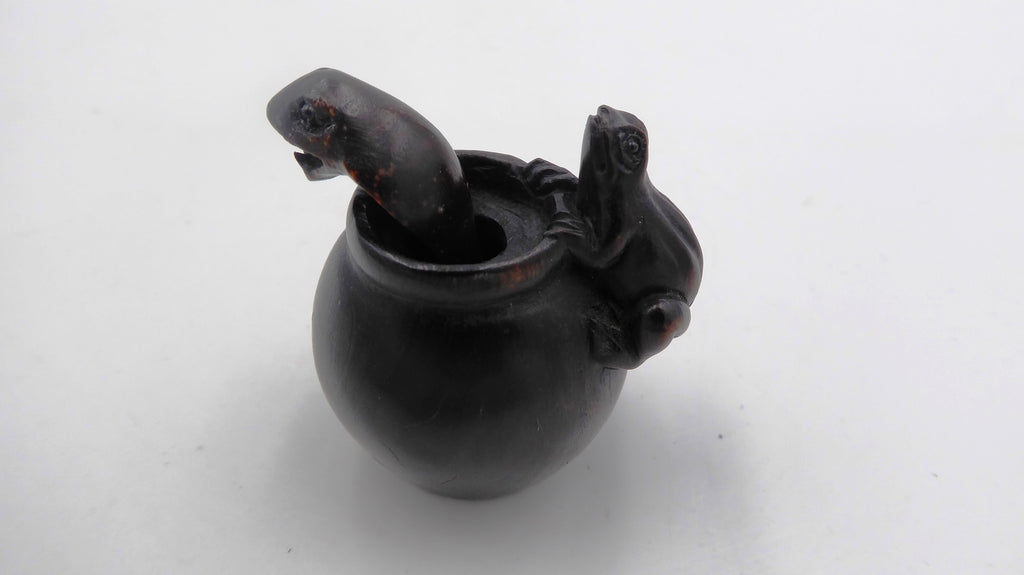 Metsuke signé Serpent sortant d'un vase surmonté d'une grenouille