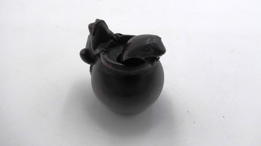Metsuke signé Serpent sortant d'un vase surmonté d'une grenouille