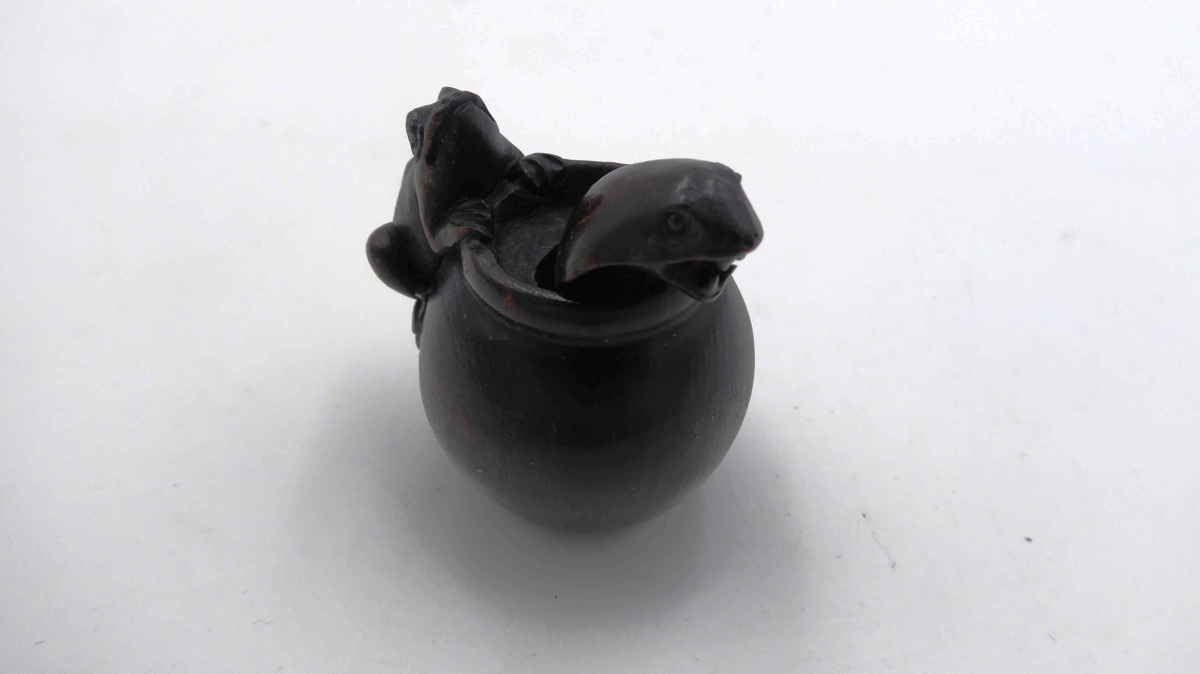 Metsuke signé Serpent sortant d'un vase surmonté d'une grenouille