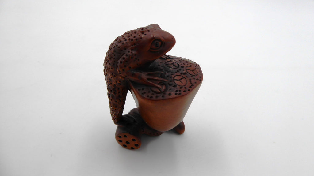 Metsuke signé grenouille sur une table