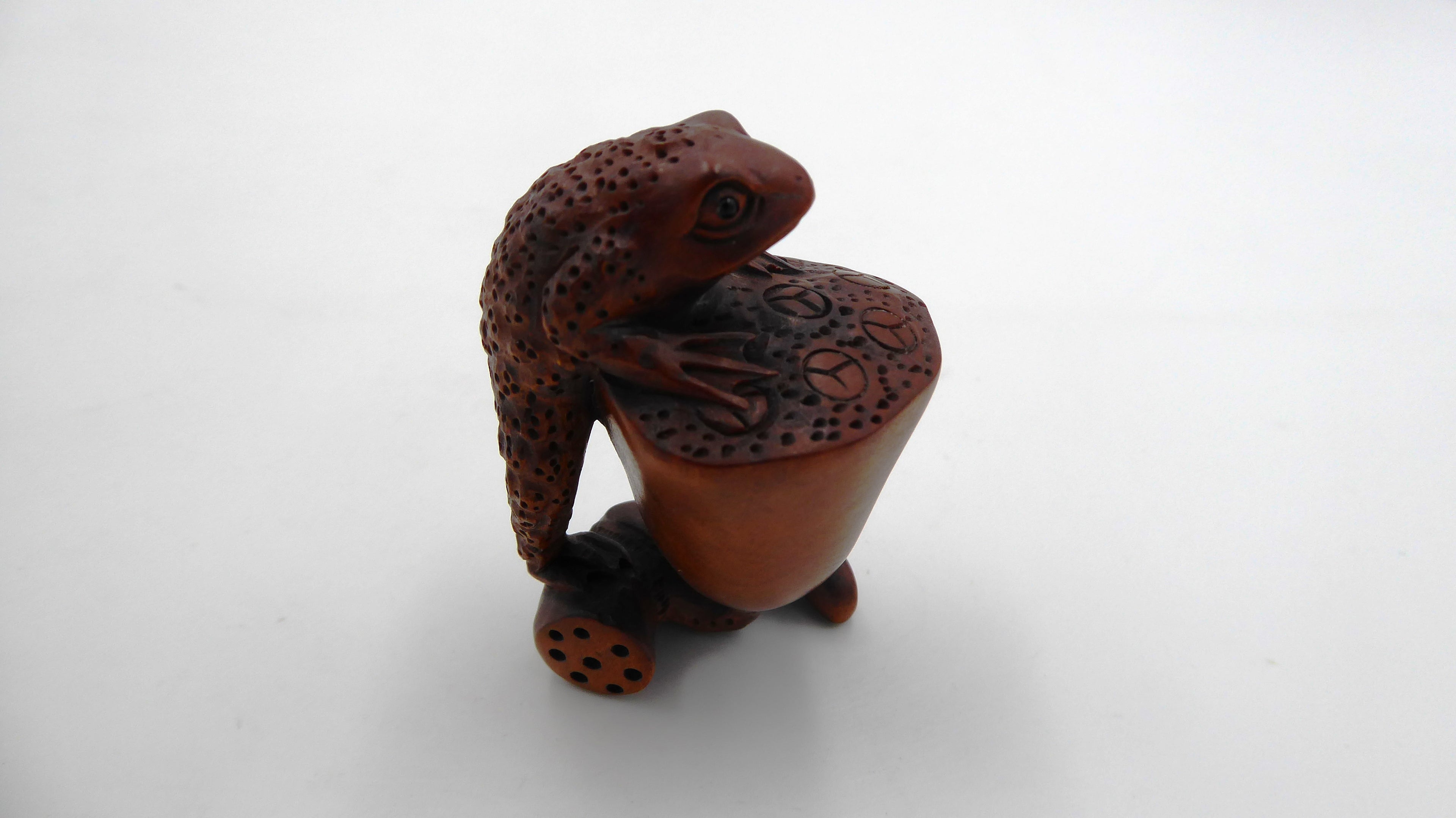 Metsuke signé grenouille sur une table