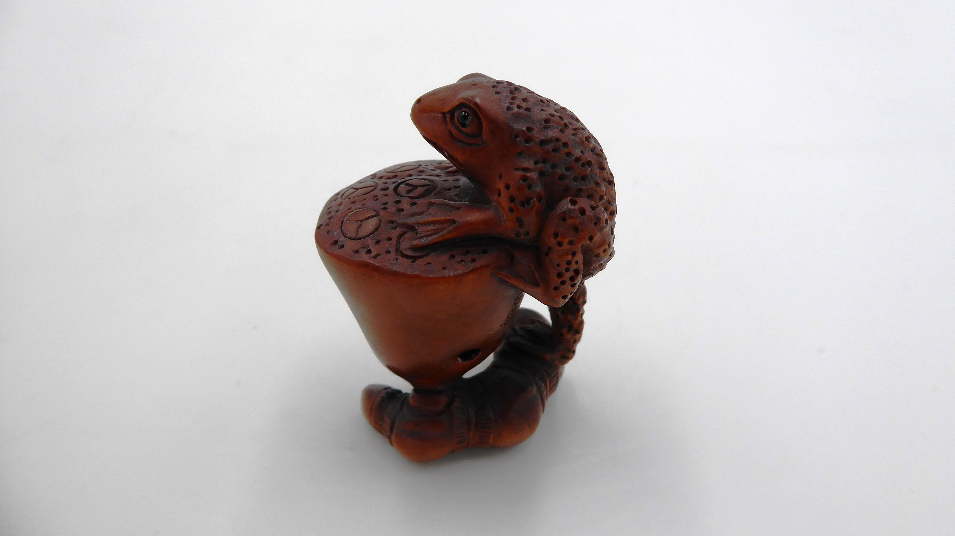 Metsuke signé grenouille sur une table