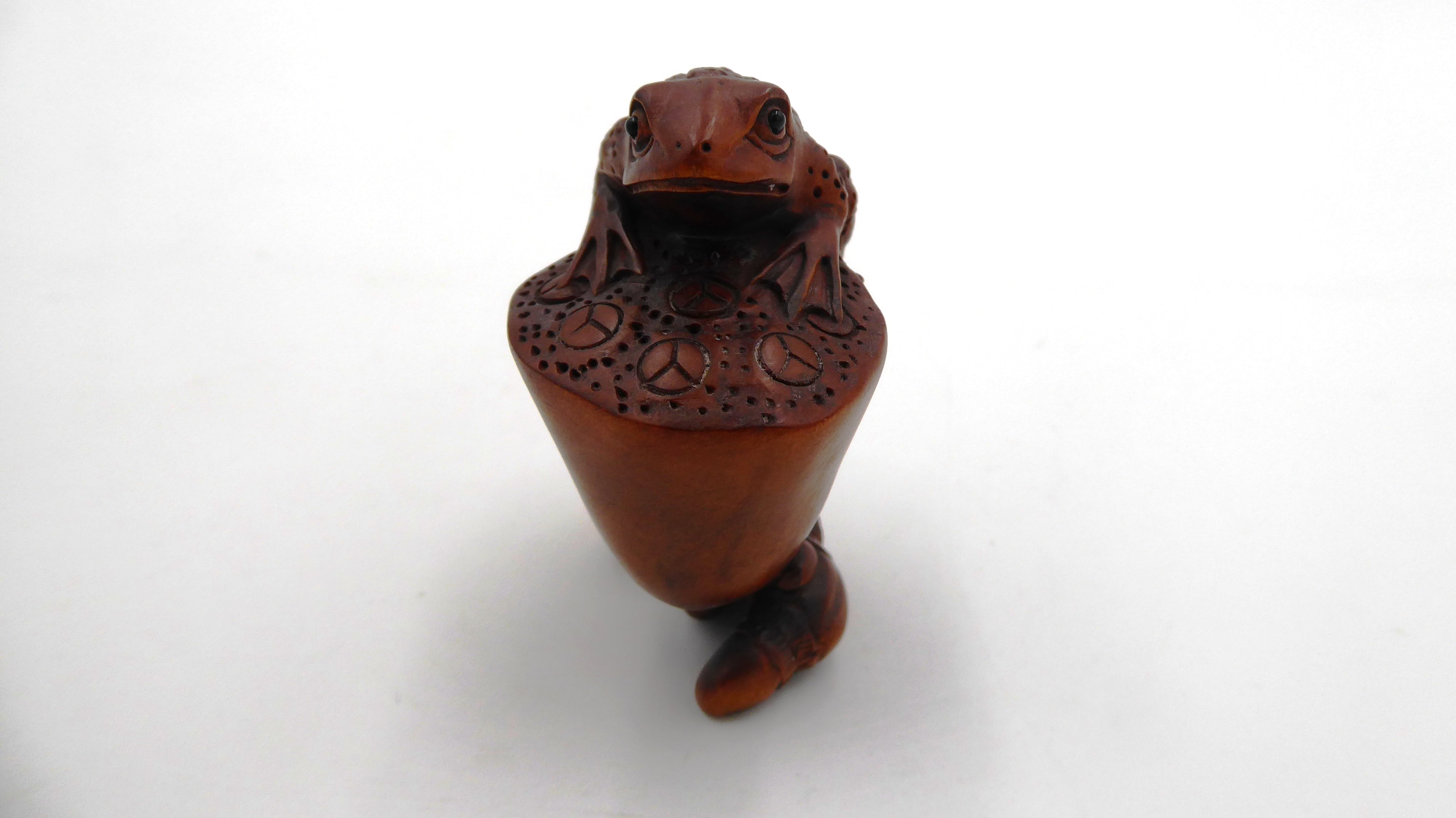 Metsuke signé grenouille sur une table