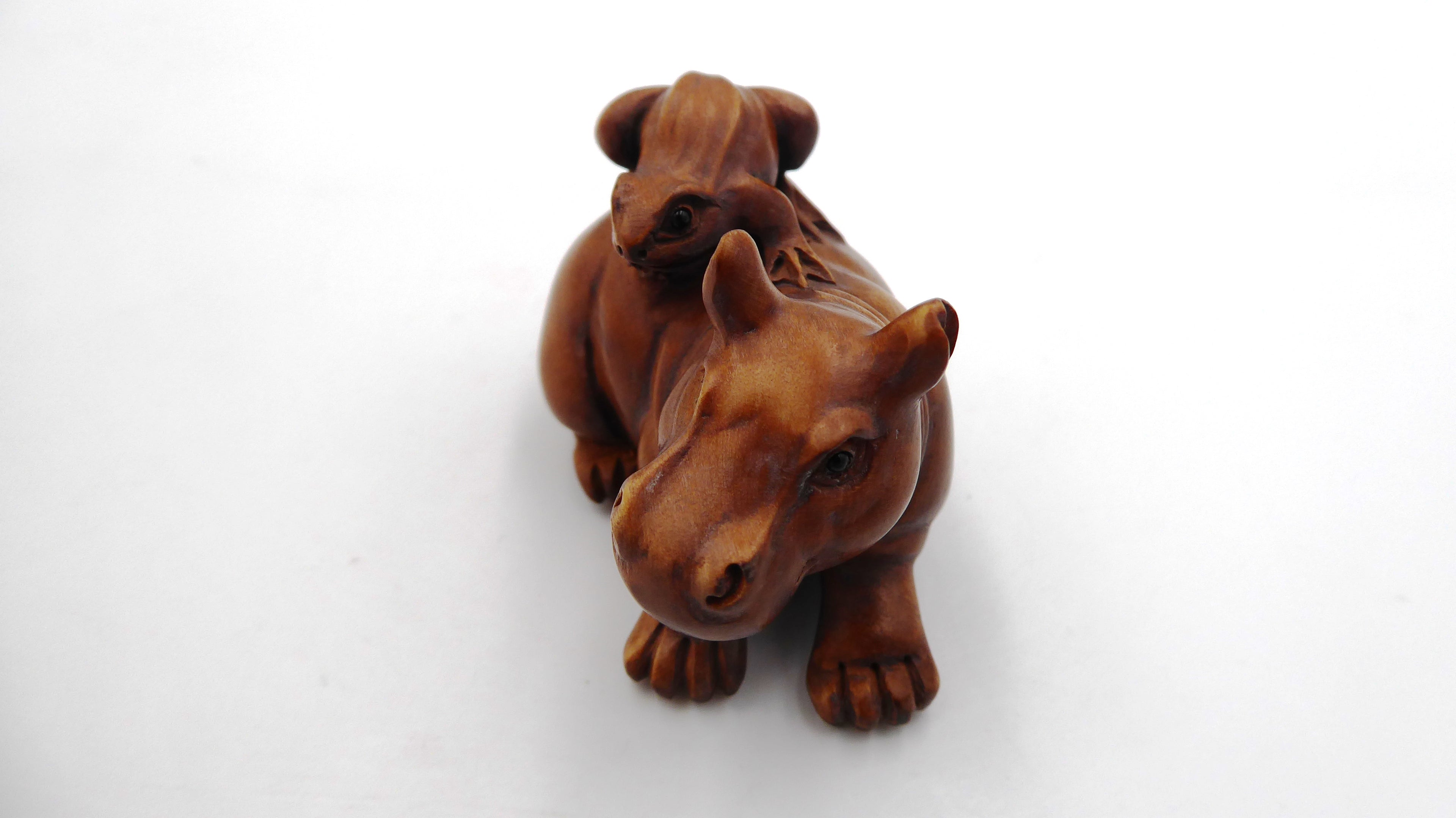 Metsuke signé Grenouille sur un hippopotame