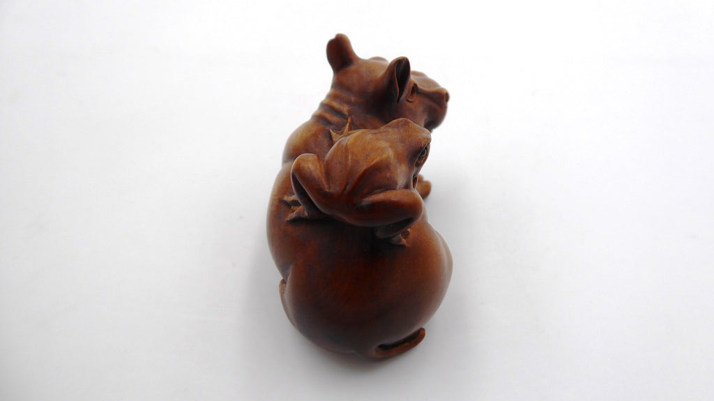 Metsuke signé Grenouille sur un hippopotame