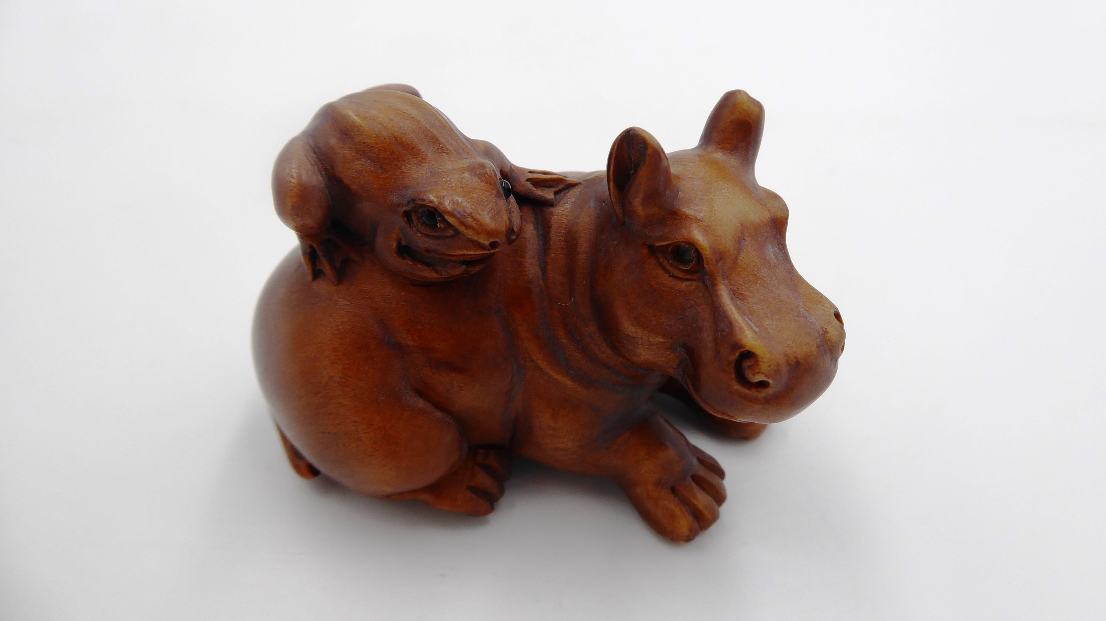Metsuke signé Grenouille sur un hippopotame