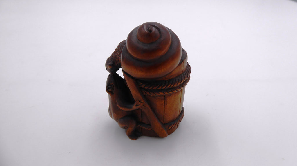 Metsuke signé Deux grenouilles s'embrassant sur un tonneau