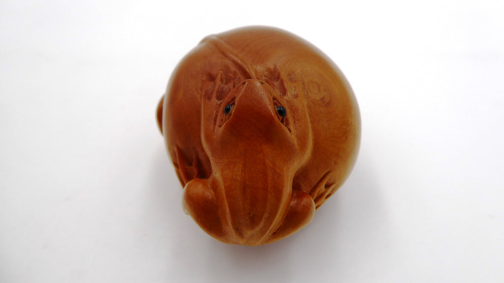 Metsuke signé Grenouille sur un fruit