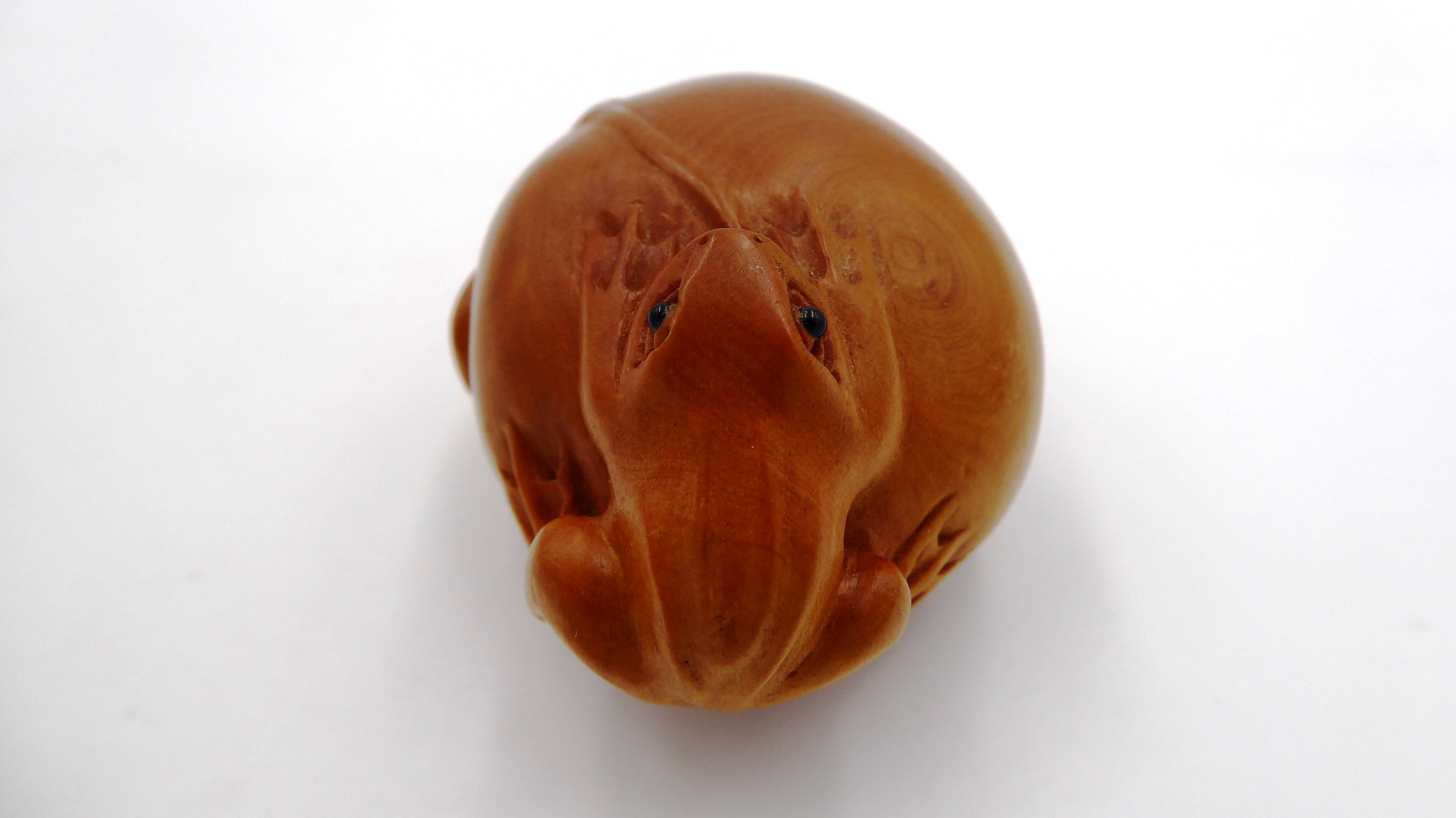 Metsuke signé Grenouille sur un fruit