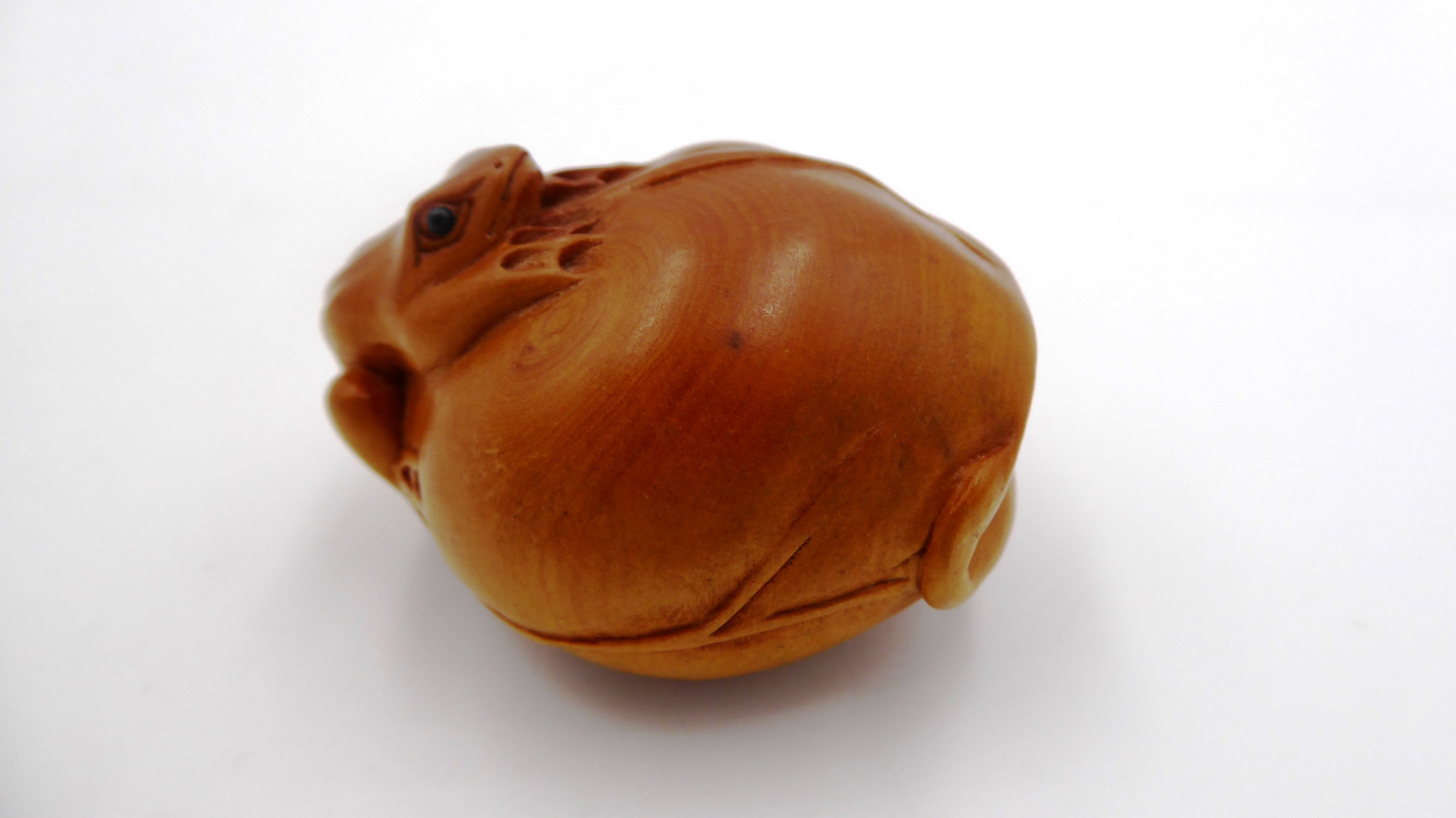 Metsuke signé Grenouille sur un fruit