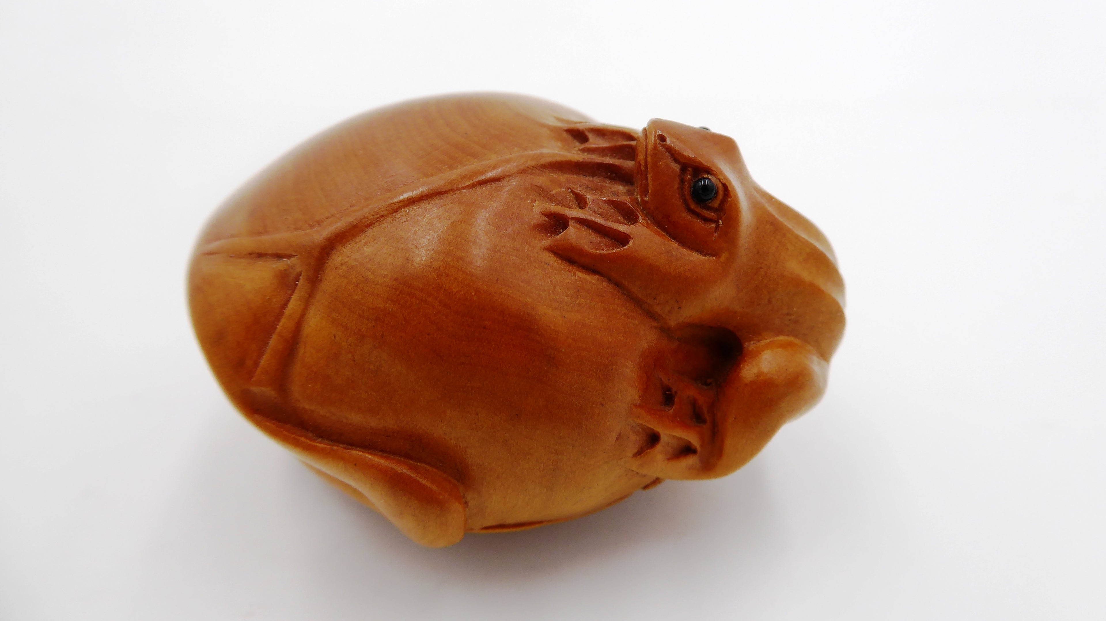 Metsuke signé Grenouille sur un fruit