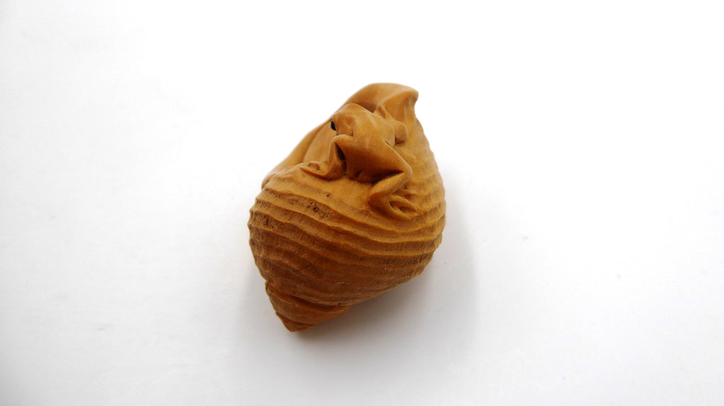 Metsuke signé Grenouille dans un coquillage