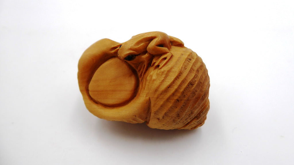 Metsuke signé Grenouille dans un coquillage