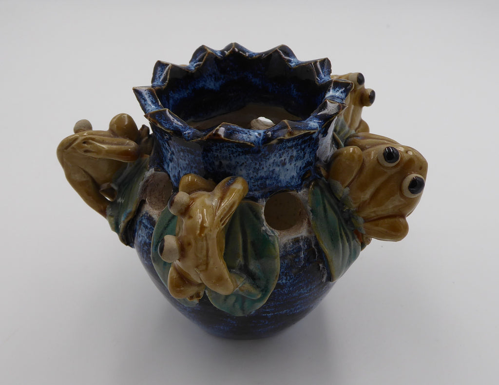 Petit vase en céramique aux cinq grenouilles