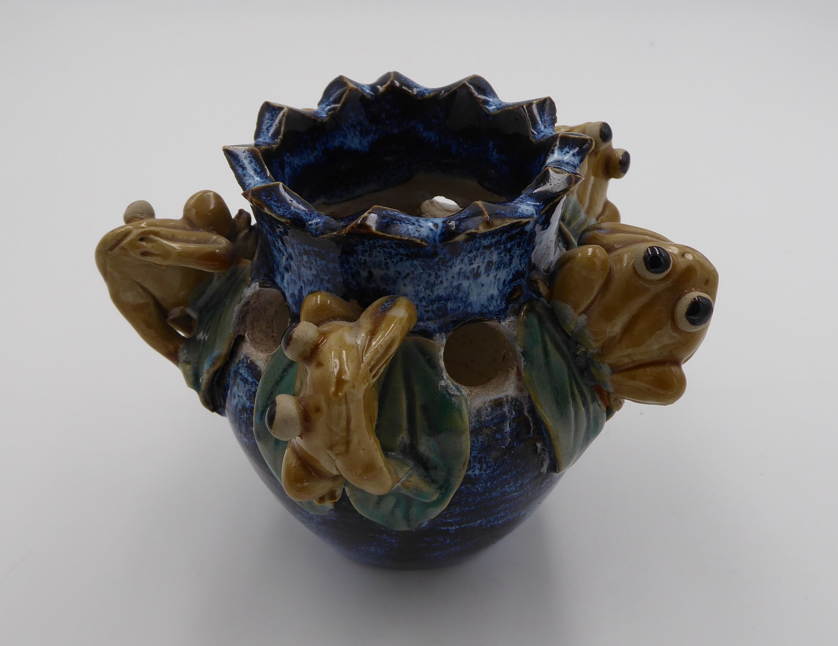 Petit vase en céramique aux cinq grenouilles