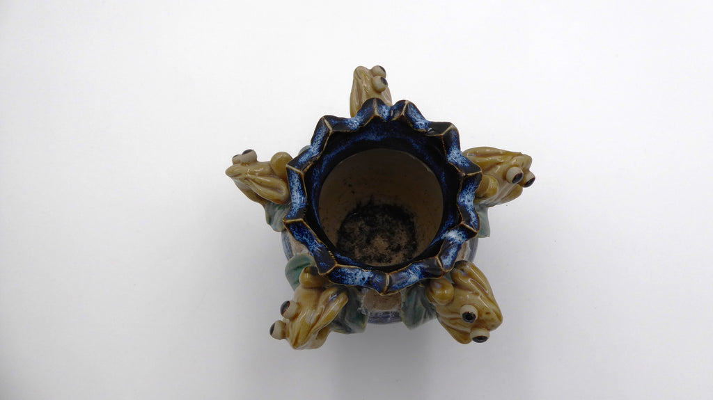 Petit vase en céramique aux cinq grenouilles