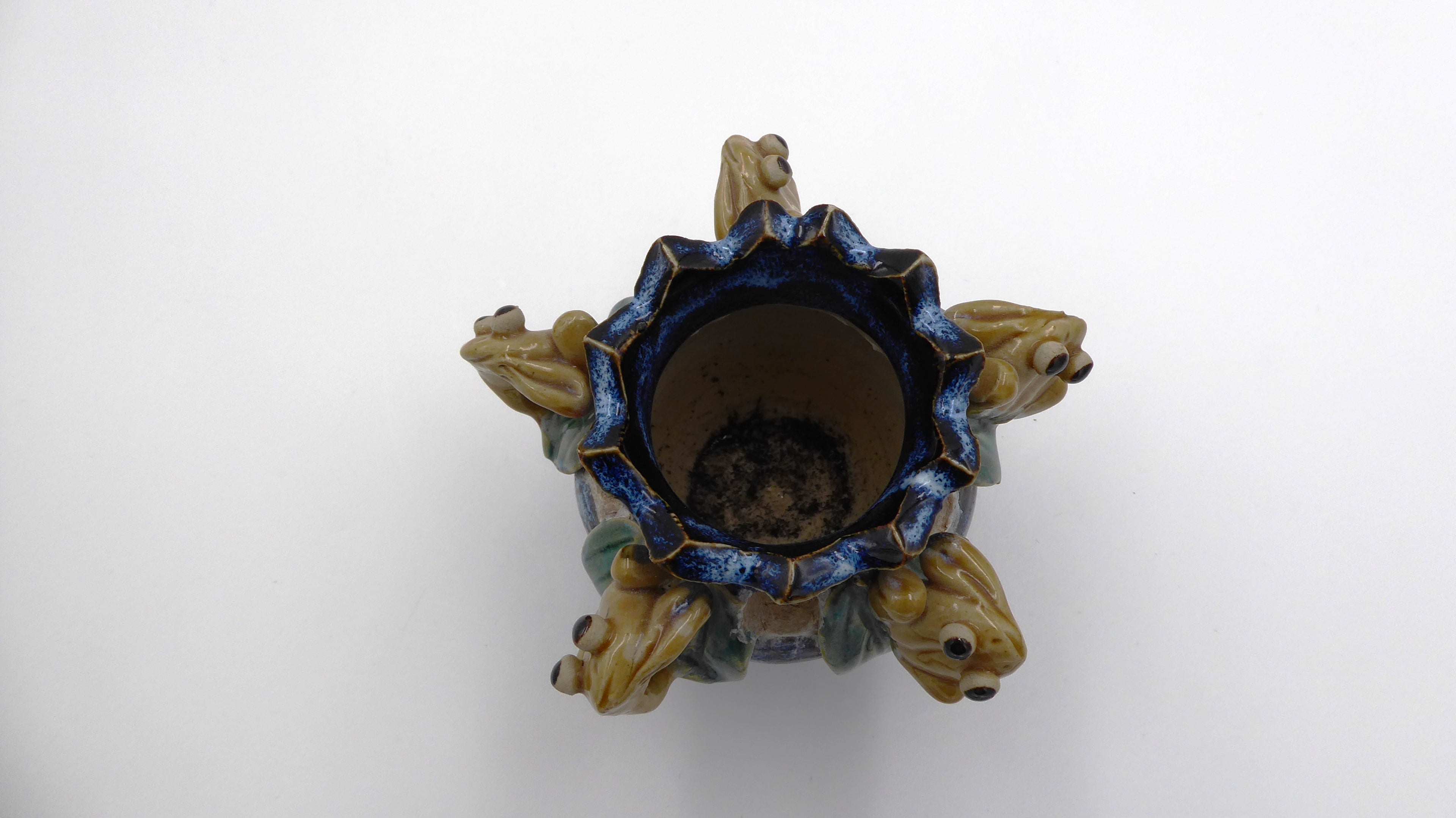 Petit vase en céramique aux cinq grenouilles