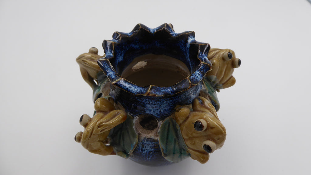 Petit vase en céramique aux cinq grenouilles