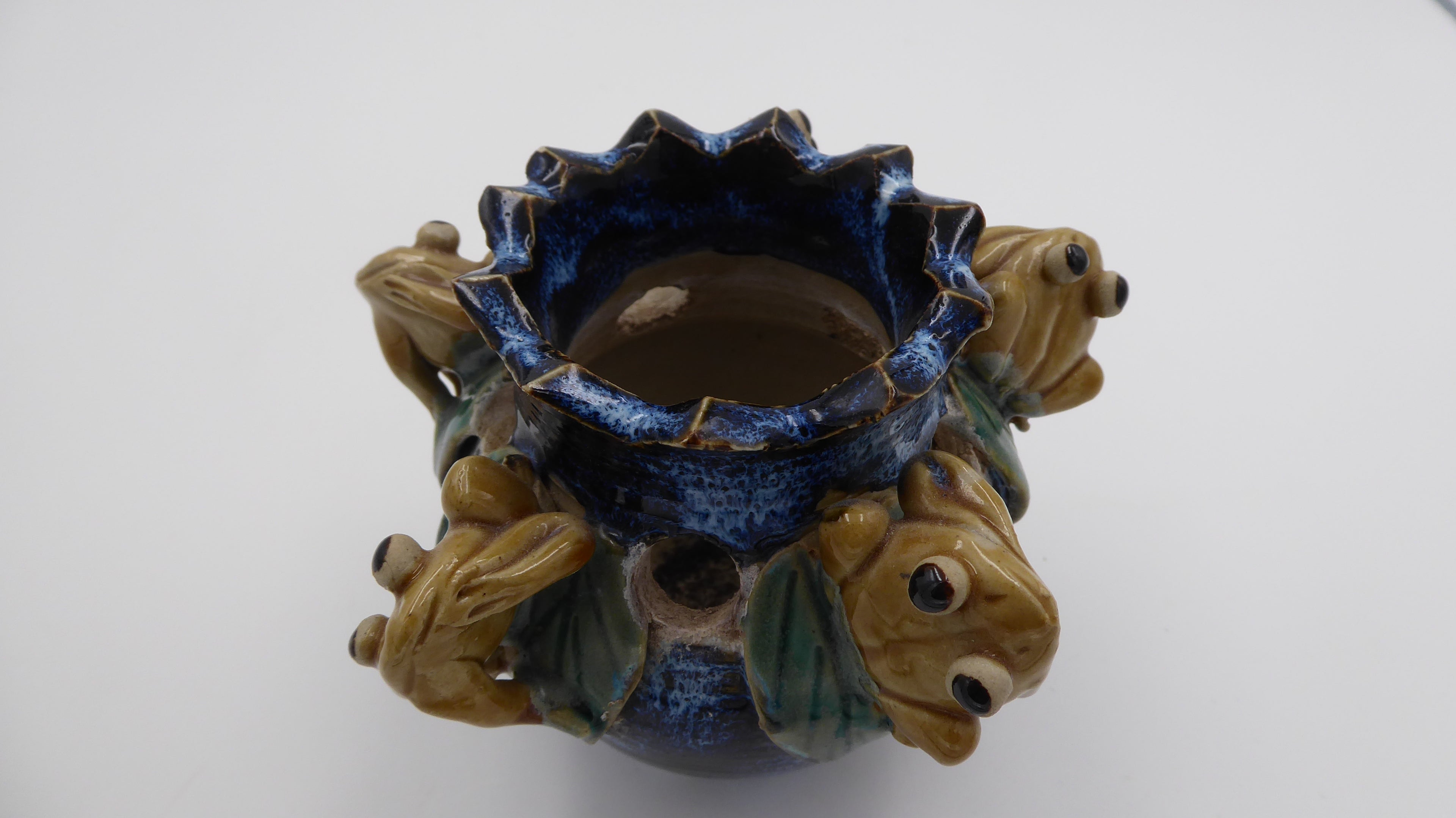 Petit vase en céramique aux cinq grenouilles