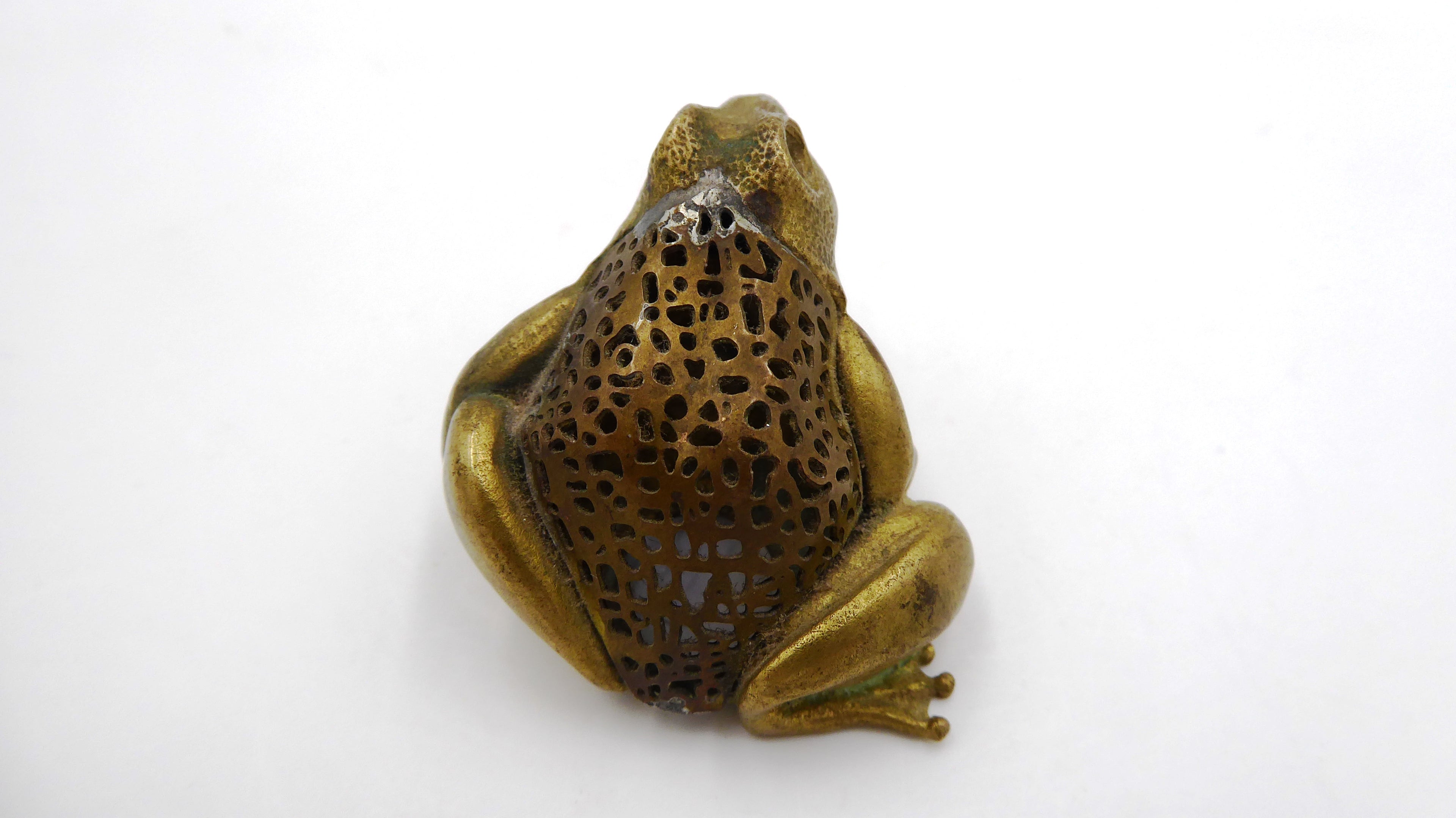 Petite grenouille en laiton évidé et alvéolé