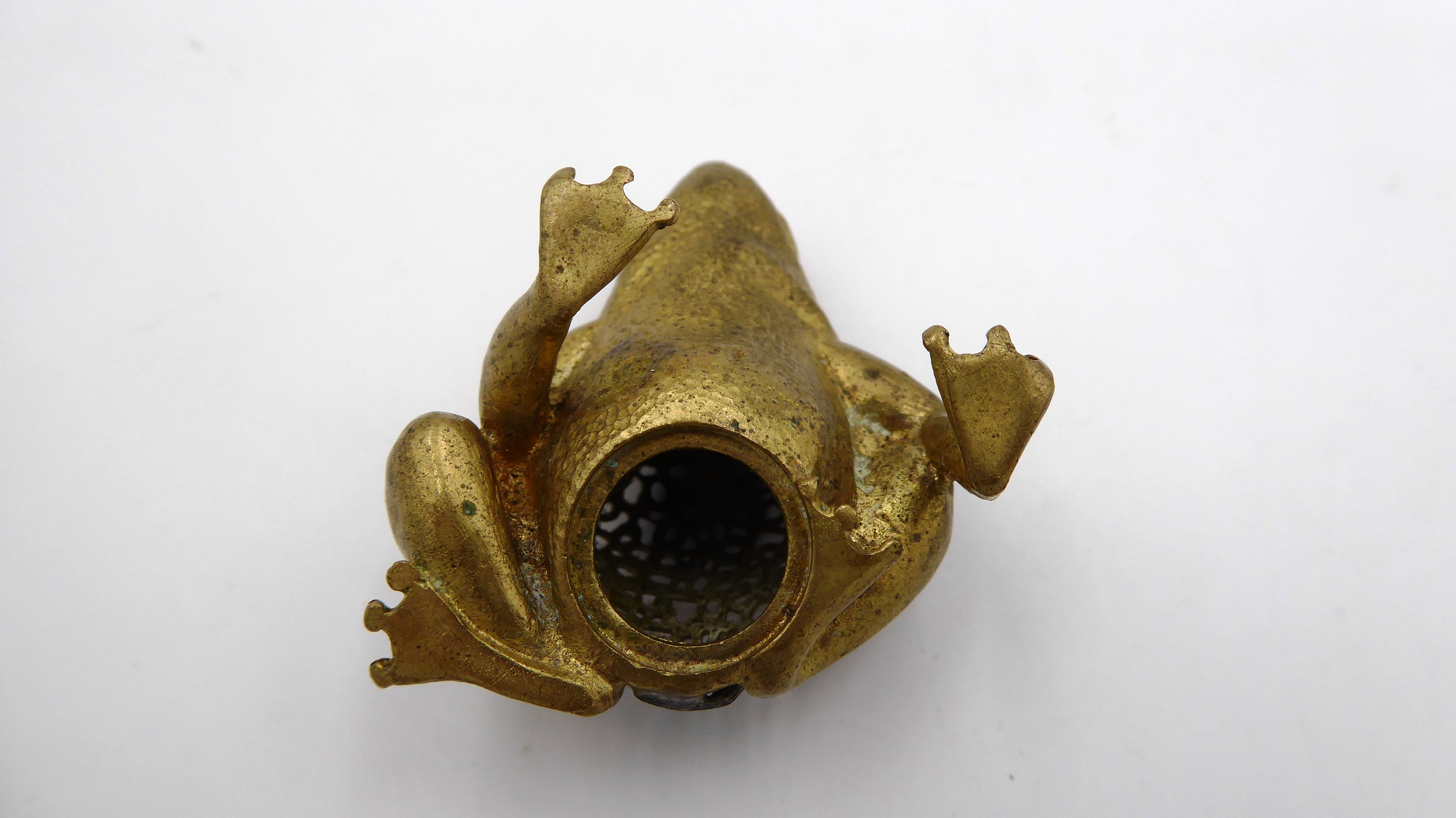 Petite grenouille en laiton évidé et alvéolé