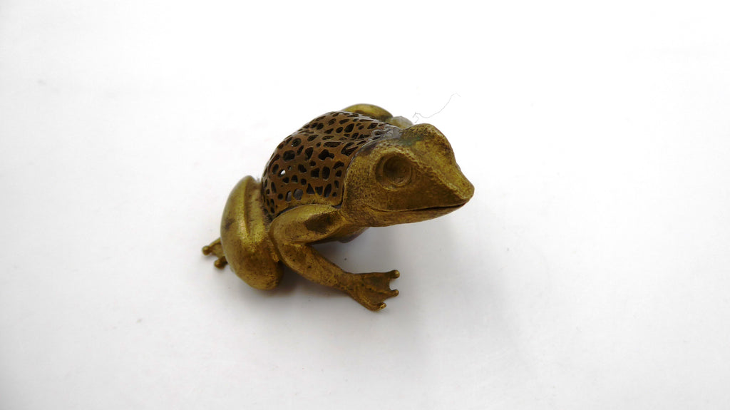 Petite grenouille en laiton évidé et alvéolé
