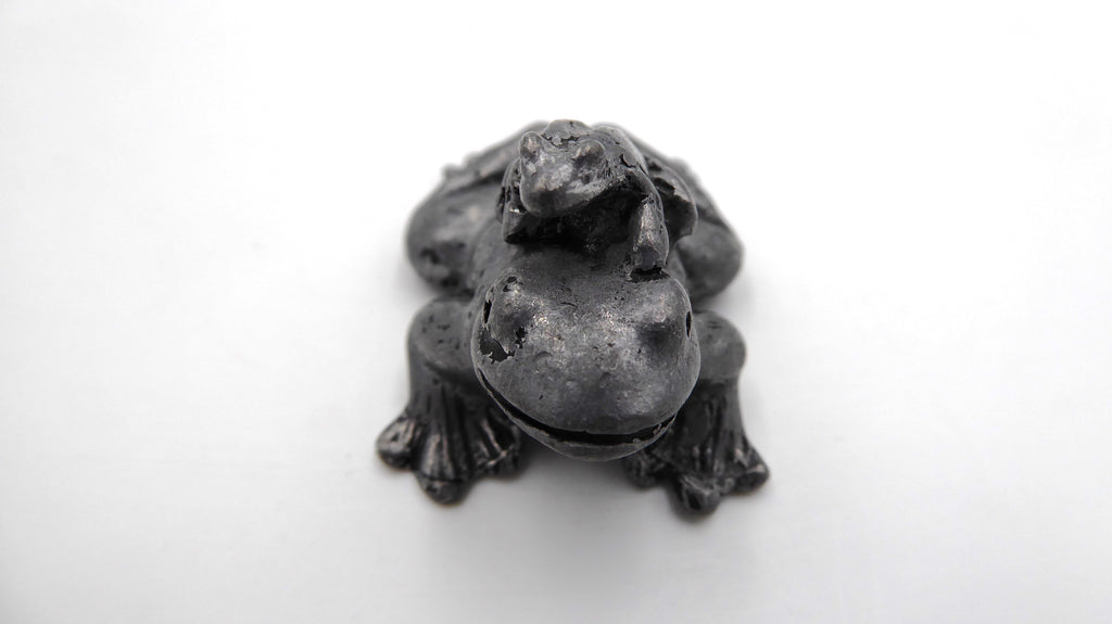 Petite maman grenouille en étain avec son bébé sur le dos