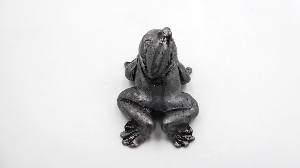 Petite maman grenouille en étain avec son bébé sur le dos