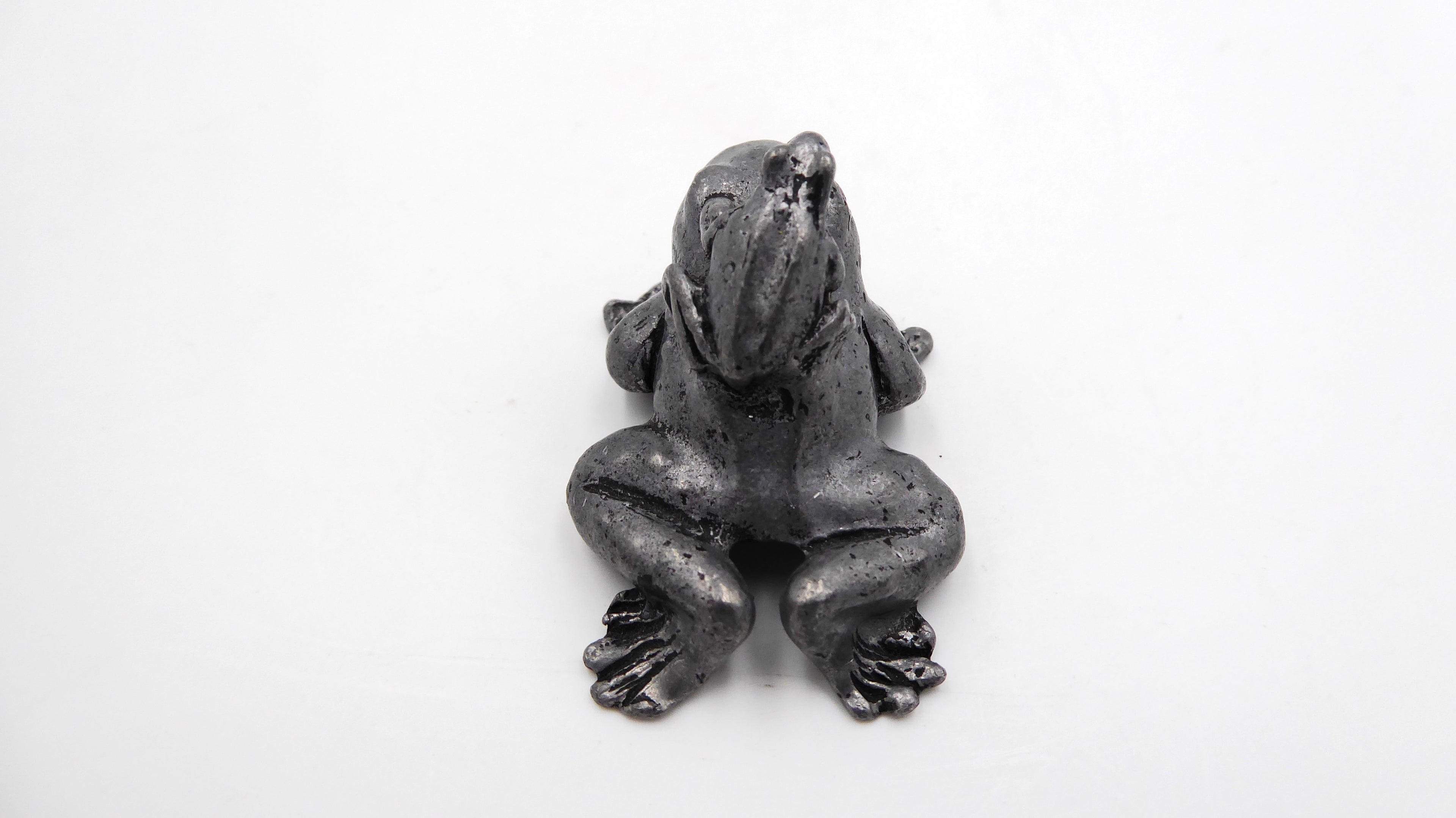 Petite maman grenouille en étain avec son bébé sur le dos