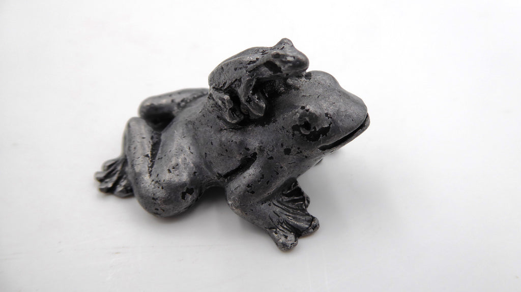 Petite maman grenouille en étain avec son bébé sur le dos