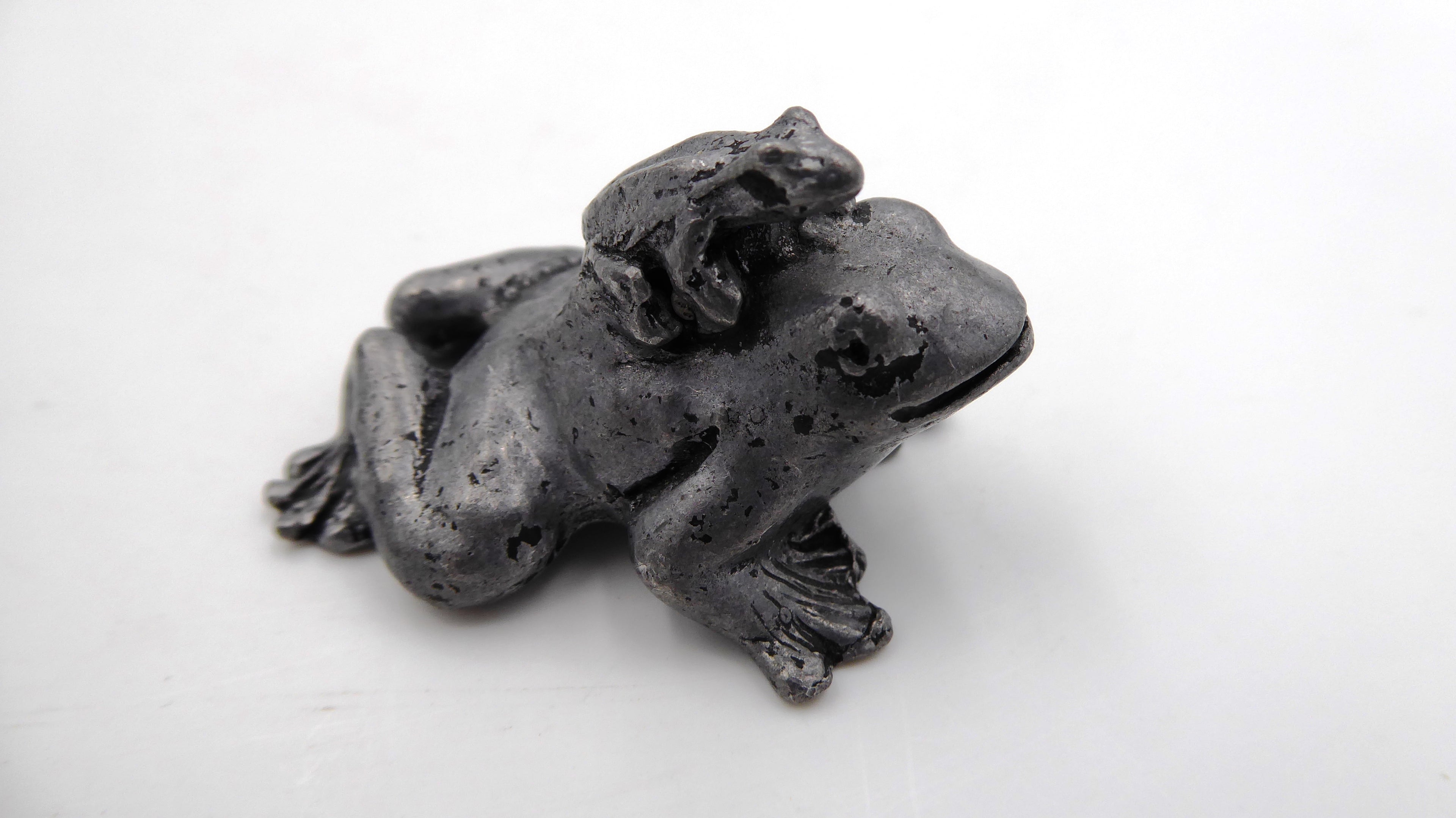 Petite maman grenouille en étain avec son bébé sur le dos