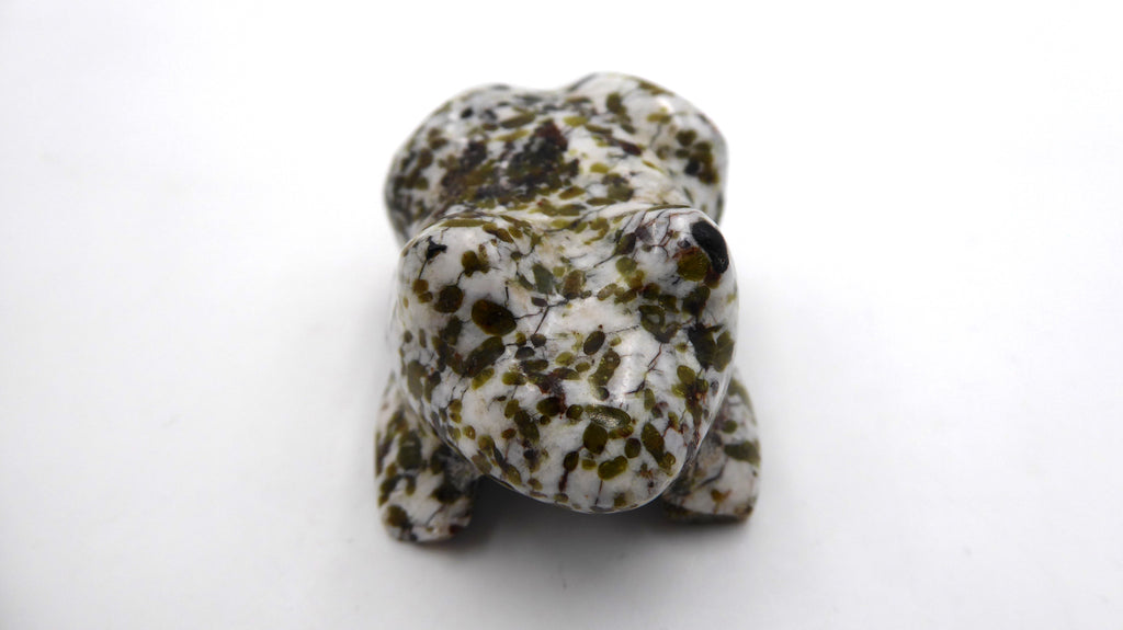 Petite grenouille en pierre blanche tacheté (Agate mousse ?)