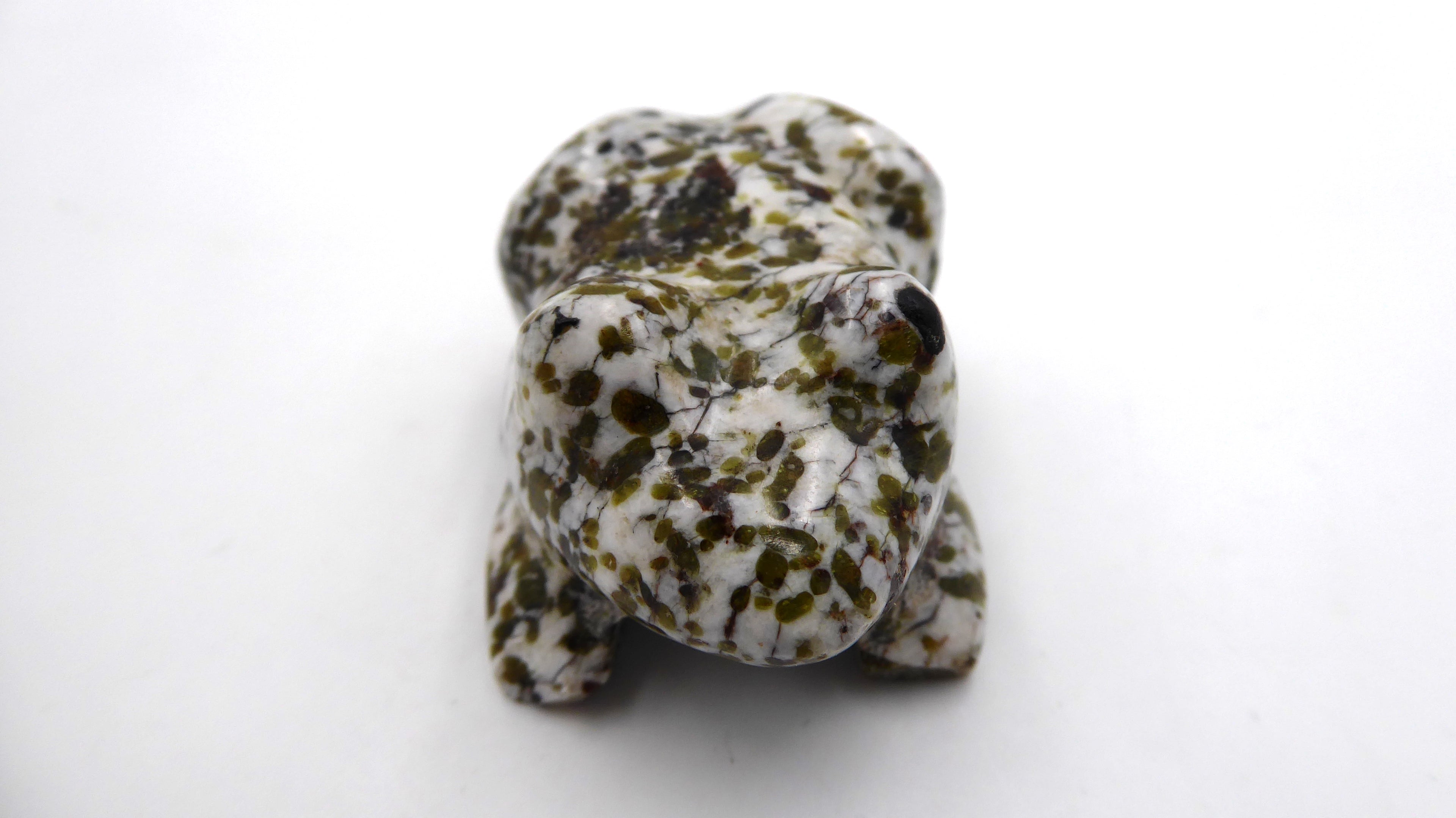 Petite grenouille en pierre blanche tacheté (Agate mousse ?)