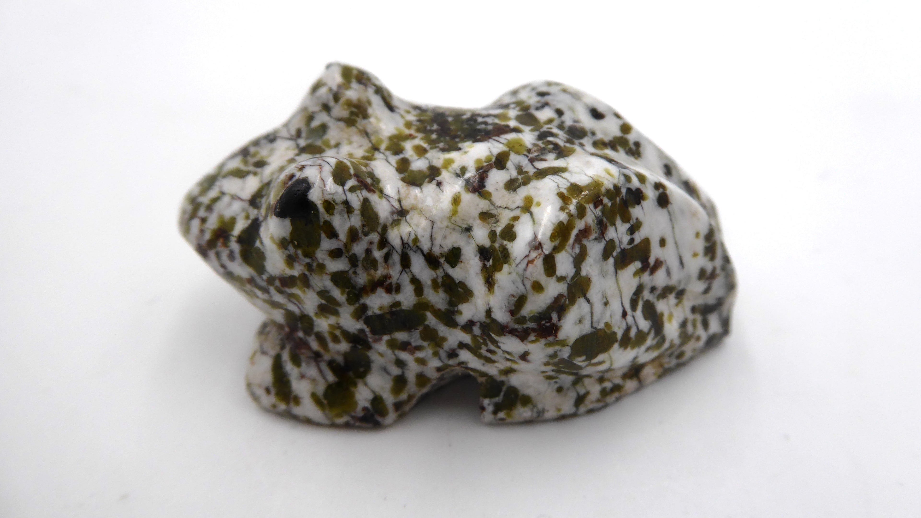 Petite grenouille en pierre blanche tacheté (Agate mousse ?)
