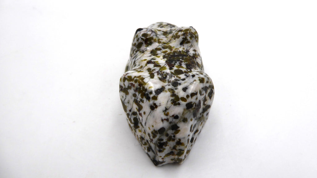 Petite grenouille en pierre blanche tacheté (Agate mousse ?)