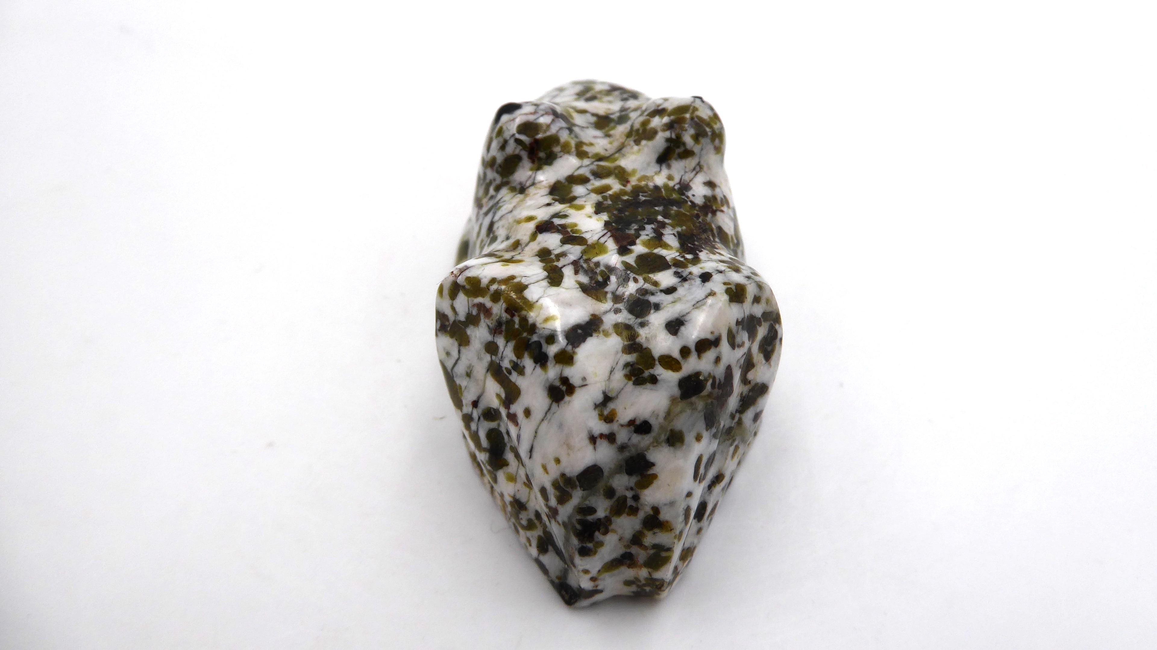Petite grenouille en pierre blanche tacheté (Agate mousse ?)