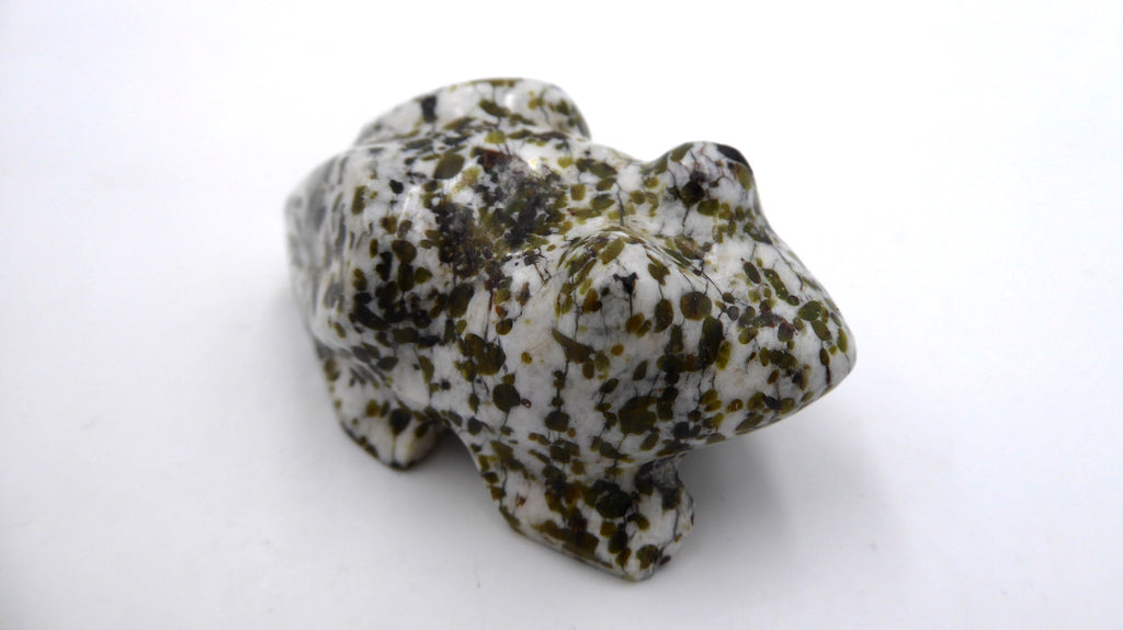 Petite grenouille en pierre blanche tacheté (Agate mousse ?)