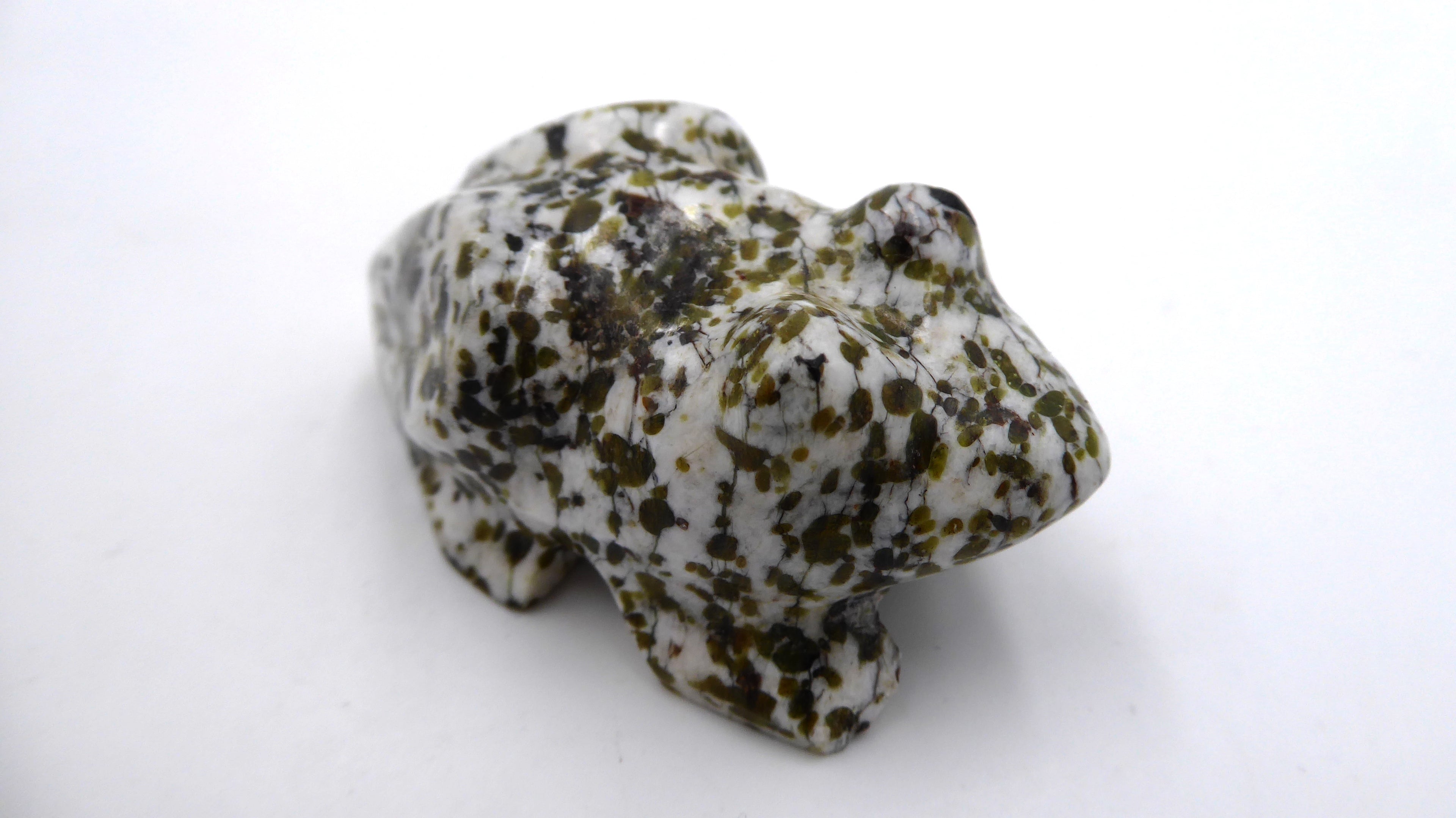 Petite grenouille en pierre blanche tacheté (Agate mousse ?)
