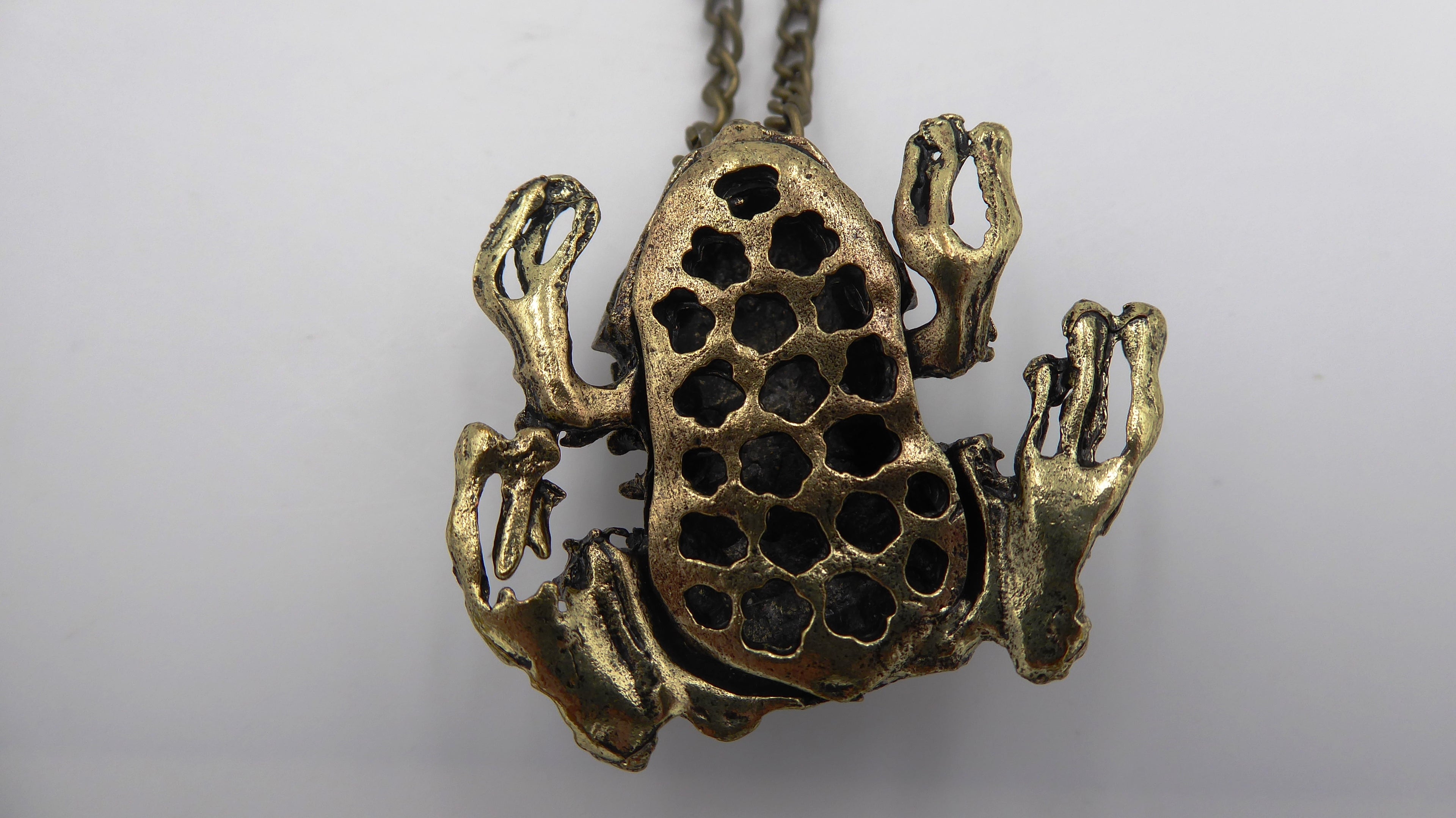 Pendentif ancien métal doré noirci (Laiton ?) avec deux yeux en brillants biseautés