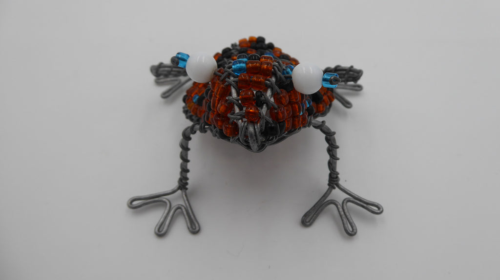 Grenouilles en fil d'acier et perles en quatre couleurs