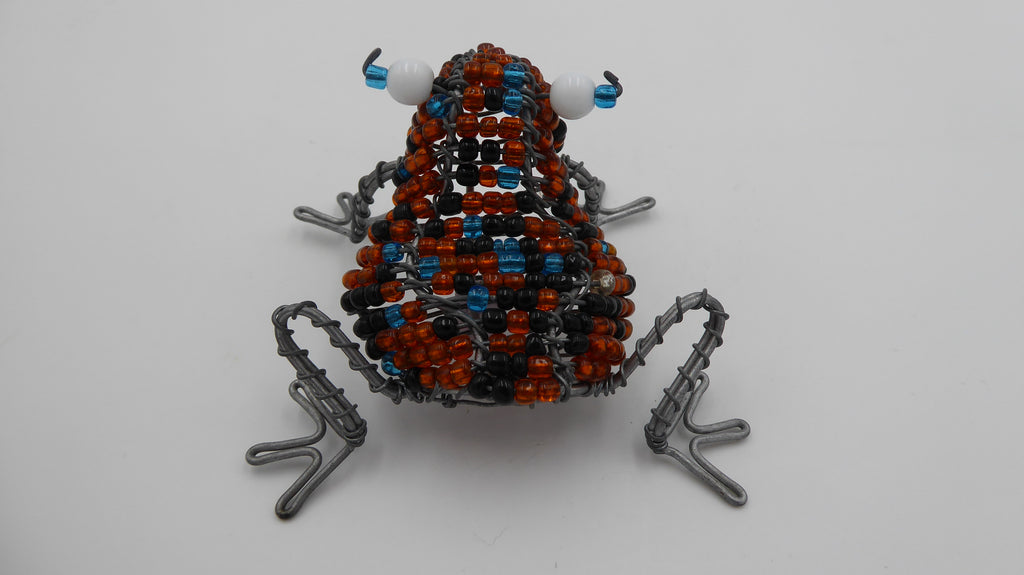 Grenouilles en fil d'acier et perles en quatre couleurs
