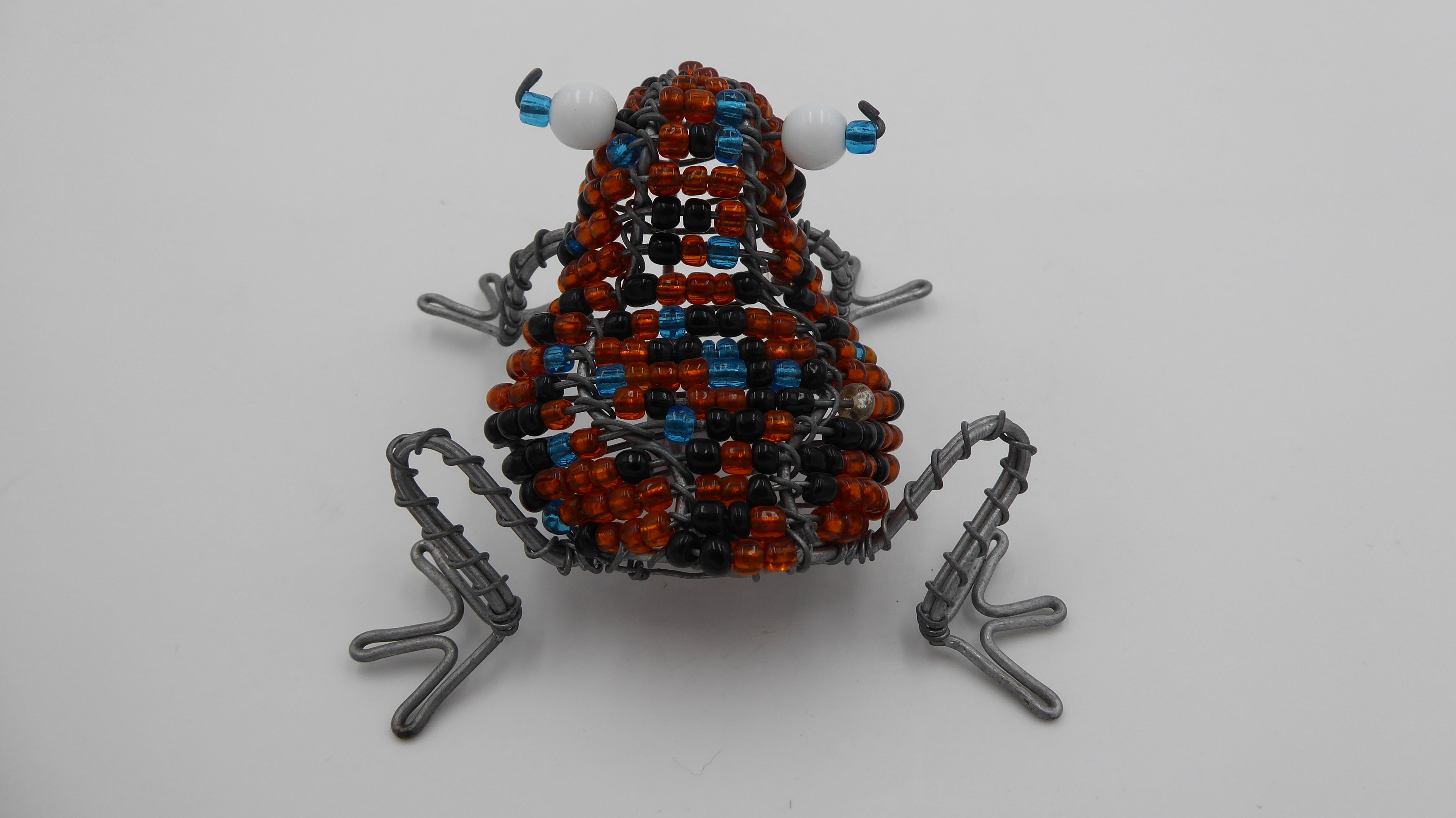 Grenouilles en fil d'acier et perles en quatre couleurs