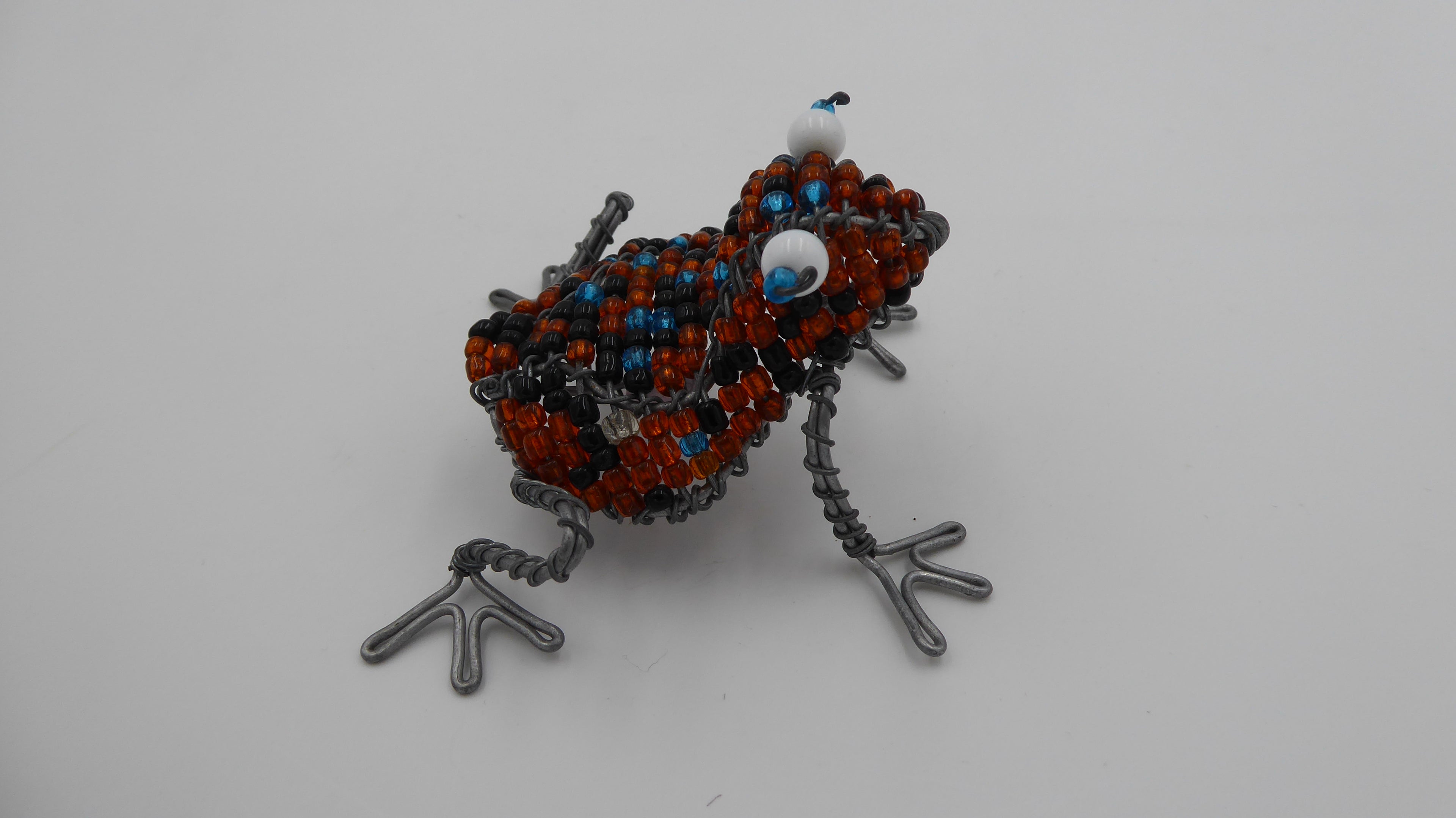 Grenouilles en fil d'acier et perles en quatre couleurs