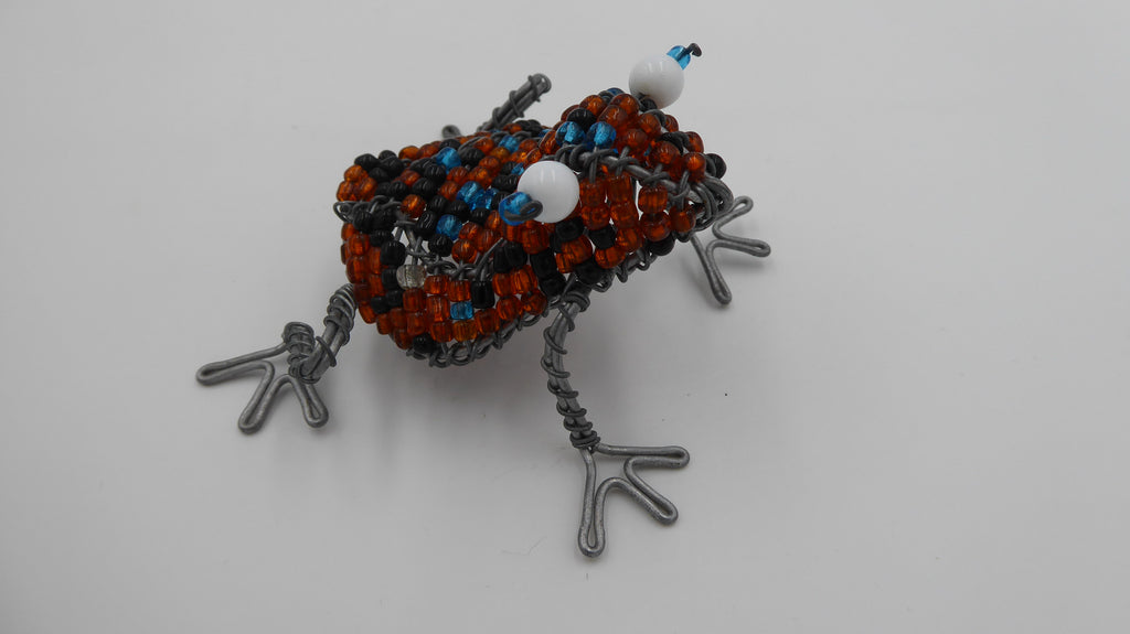 Grenouilles en fil d'acier et perles en quatre couleurs