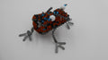 Grenouilles en fil d'acier et perles en quatre couleurs